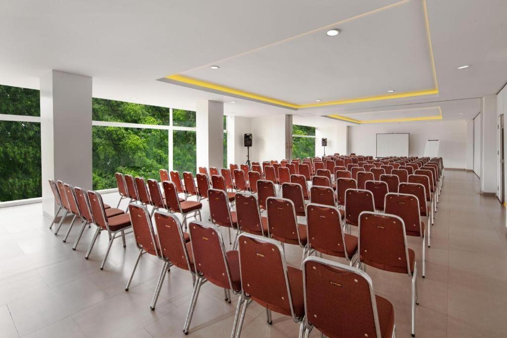 Amaris Hotel Pakuan Bogor Exterior photo